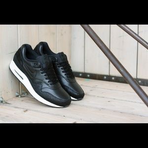 Nike Air Max 1 Stingray - Sz 8.5 Women’s
